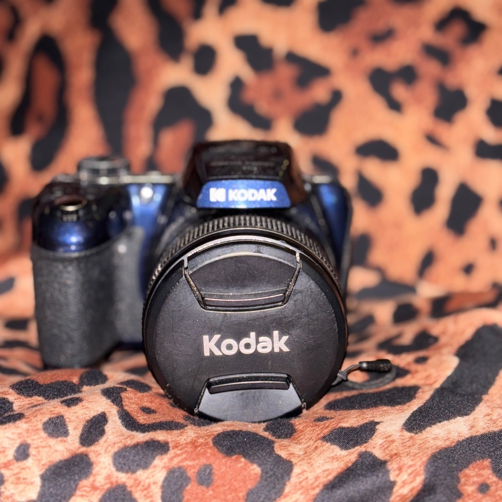 Kodak PIXPRO AZ528 camera -Blue (pre-owned)
